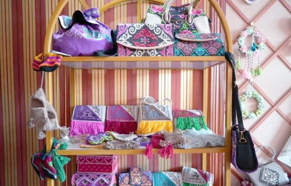 托木尔峰非物质文化遗产（托木尔峰柯尔克孜刺绣在哪里学）-第1张图片-八三百科