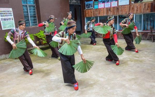 元江县的非物质文化遗产(元江县哈尼棕扇舞详细教学)-第1张图片-八三百科 元江县的非物质文化遗产(元江县哈尼棕扇舞详细教学)-第1张图片-八三百科