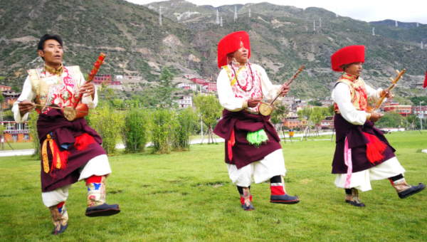 非物质文化遗产弦子（弦子舞的非遗魅力与文化密码）-第1张图片-八三百科